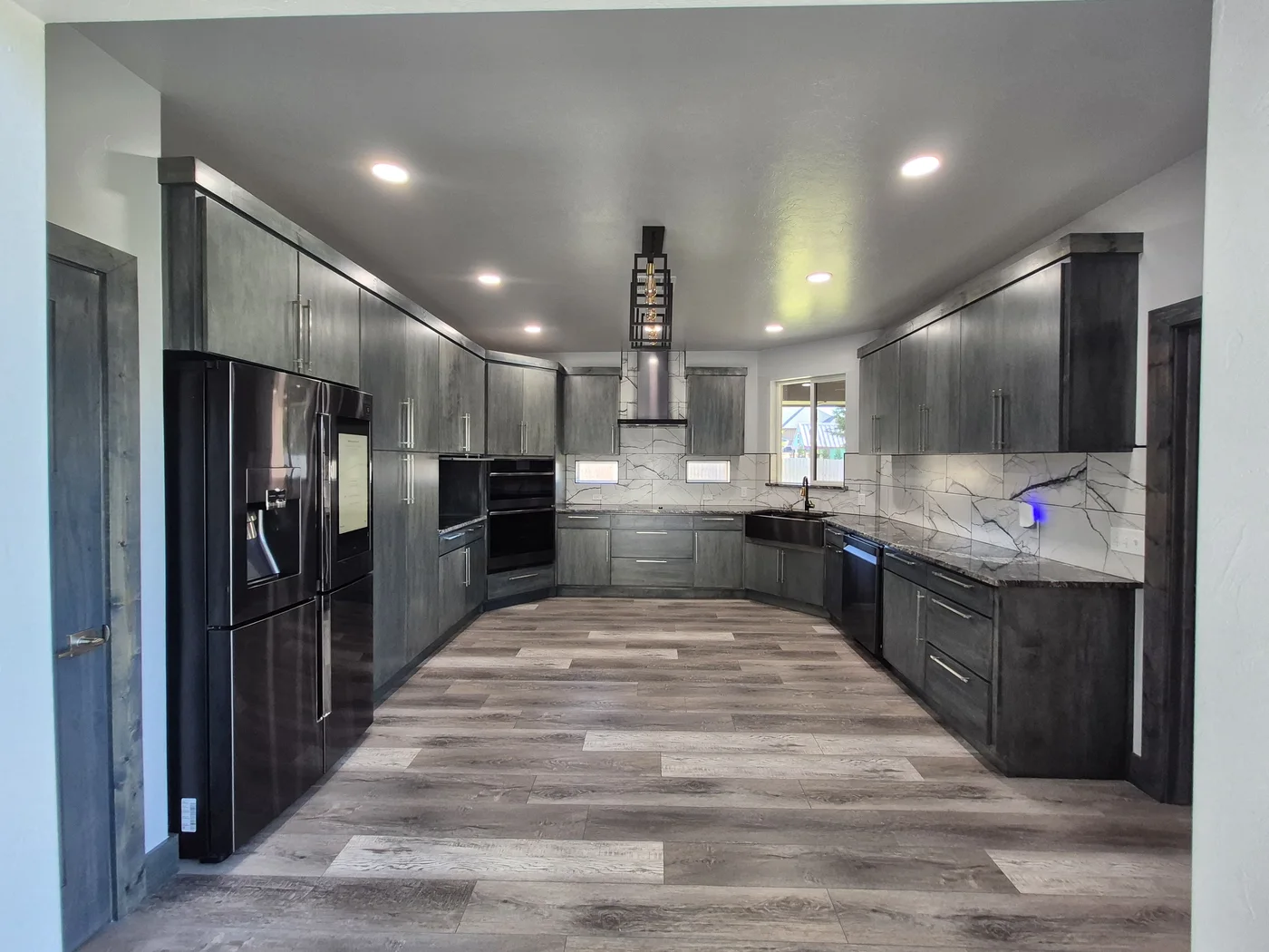 Fully cleaned modern kitchen in an Edmond, OK home