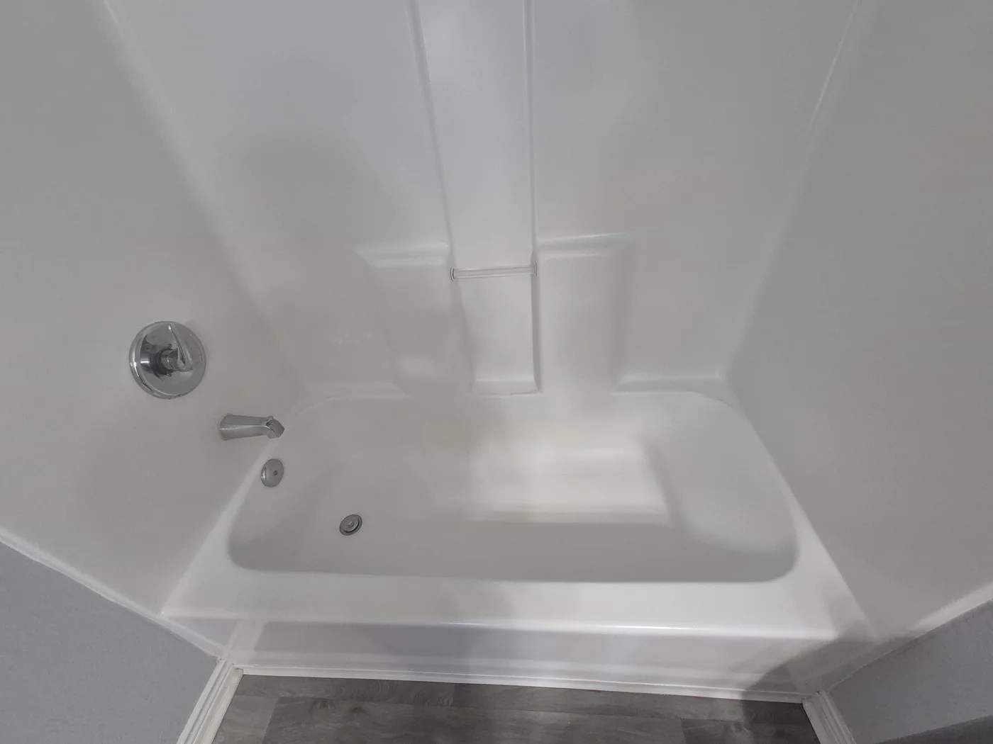 Tub after deep cleaning, stain-free